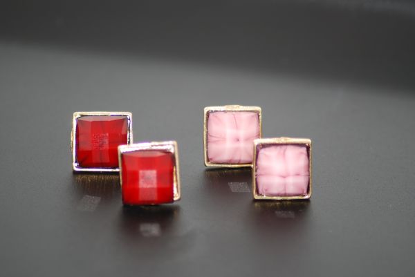 Brinco folheado a ouro com pedras naturais quadrado vermelho